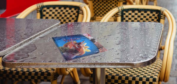 Terras menu- of ijskaart in de regen geen probleem