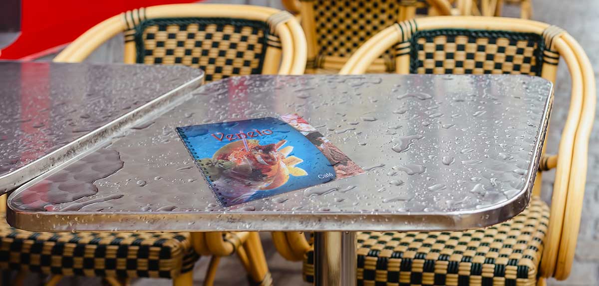Vergeten terras menu- of ijskaart in de regen | KPS Drukwerk.nl